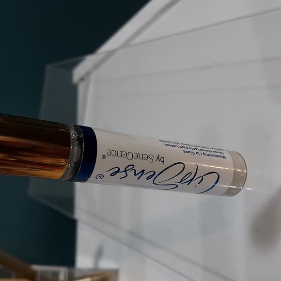 LipSense Gold Glitter Gloss - Picture 4 of 5